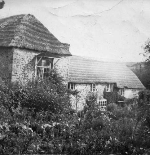 A 1939 photo predating Yew Tree Cottage's distinctive butresses.